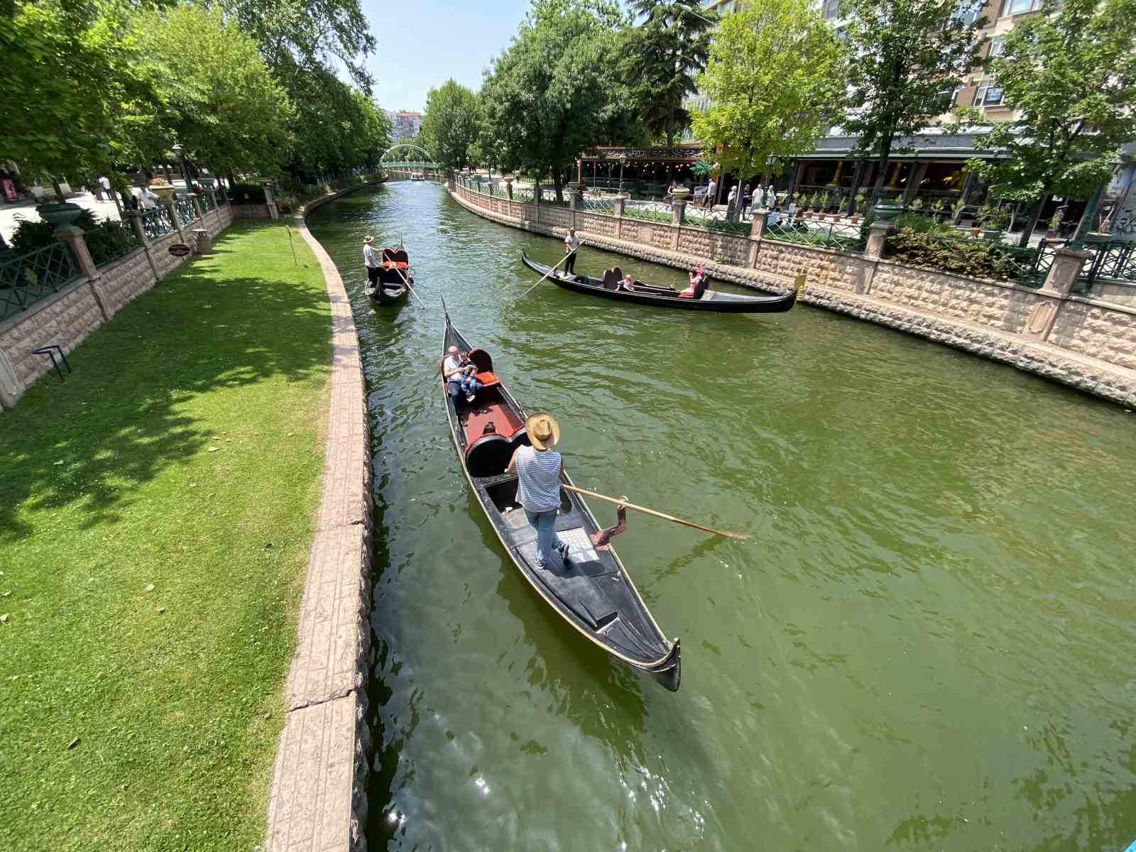 bayramda-eskisehire-gelen-turistler-gondol-seferlerini-yogunlastirdi