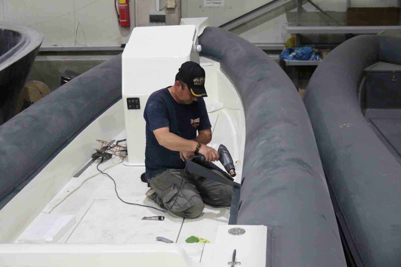 bozkirin-ortasinda-uretilen-tekneler-uluslararasi-sularda-yuzuyor