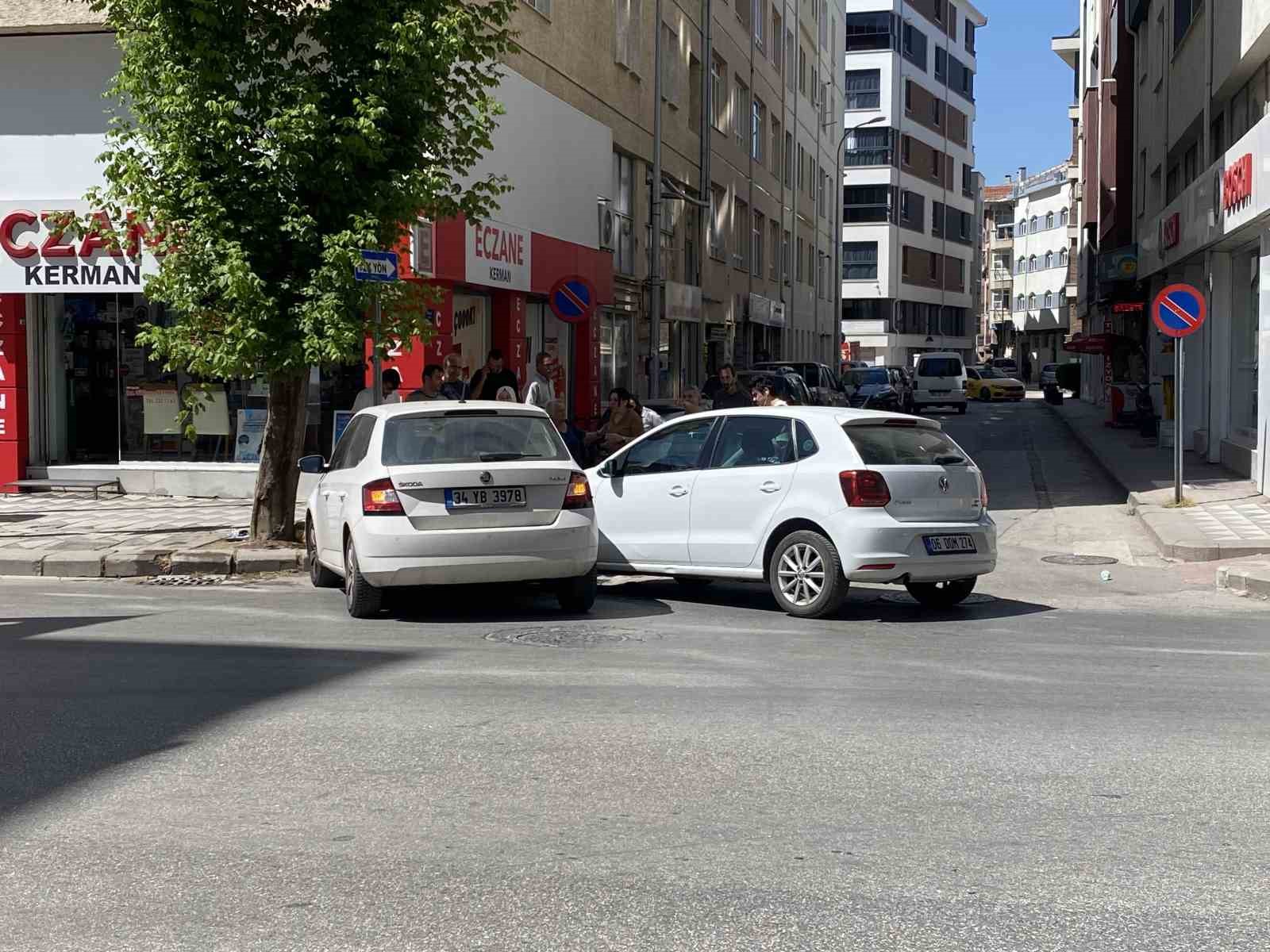 caddede-carpisan-2-otomobilde-maddi-hasar-olustu