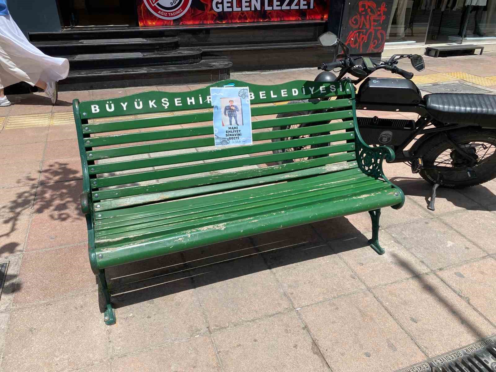 elektrik-direklerine-asilan-ehliyet-sinavini-gecti-brosuru-ilgi-cekti