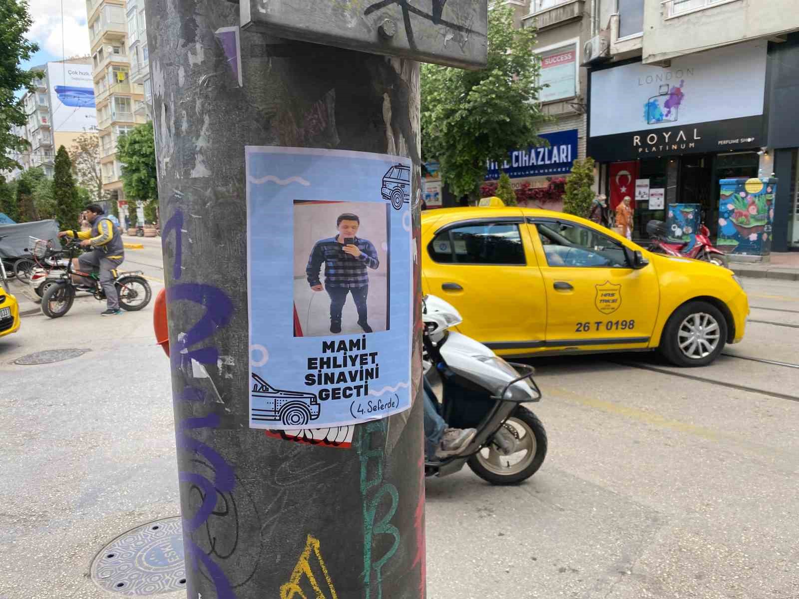 elektrik-direklerine-asilan-ehliyet-sinavini-gecti-brosuru-ilgi-cekti