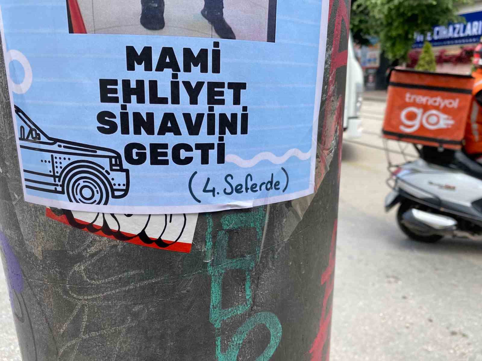 elektrik-direklerine-asilan-ehliyet-sinavini-gecti-brosuru-ilgi-cekti