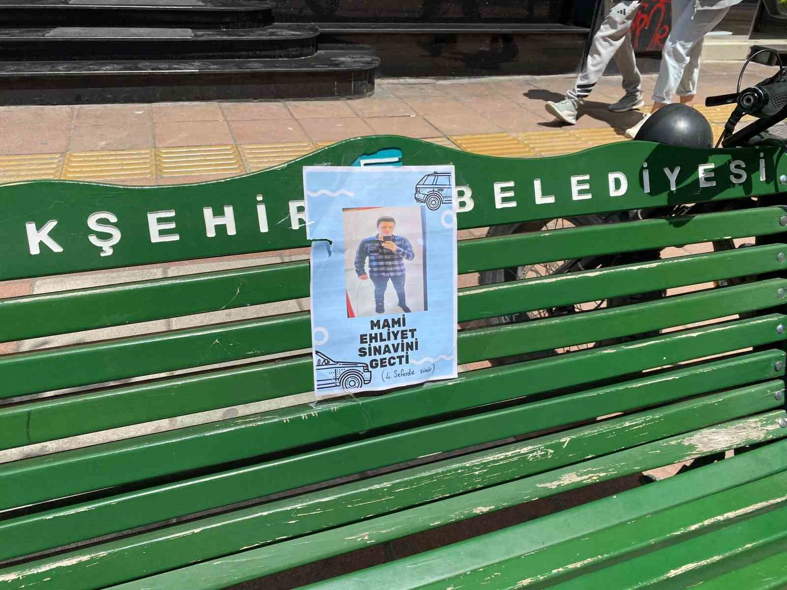 elektrik-direklerine-asilan-ehliyet-sinavini-gecti-brosuru-ilgi-cekti