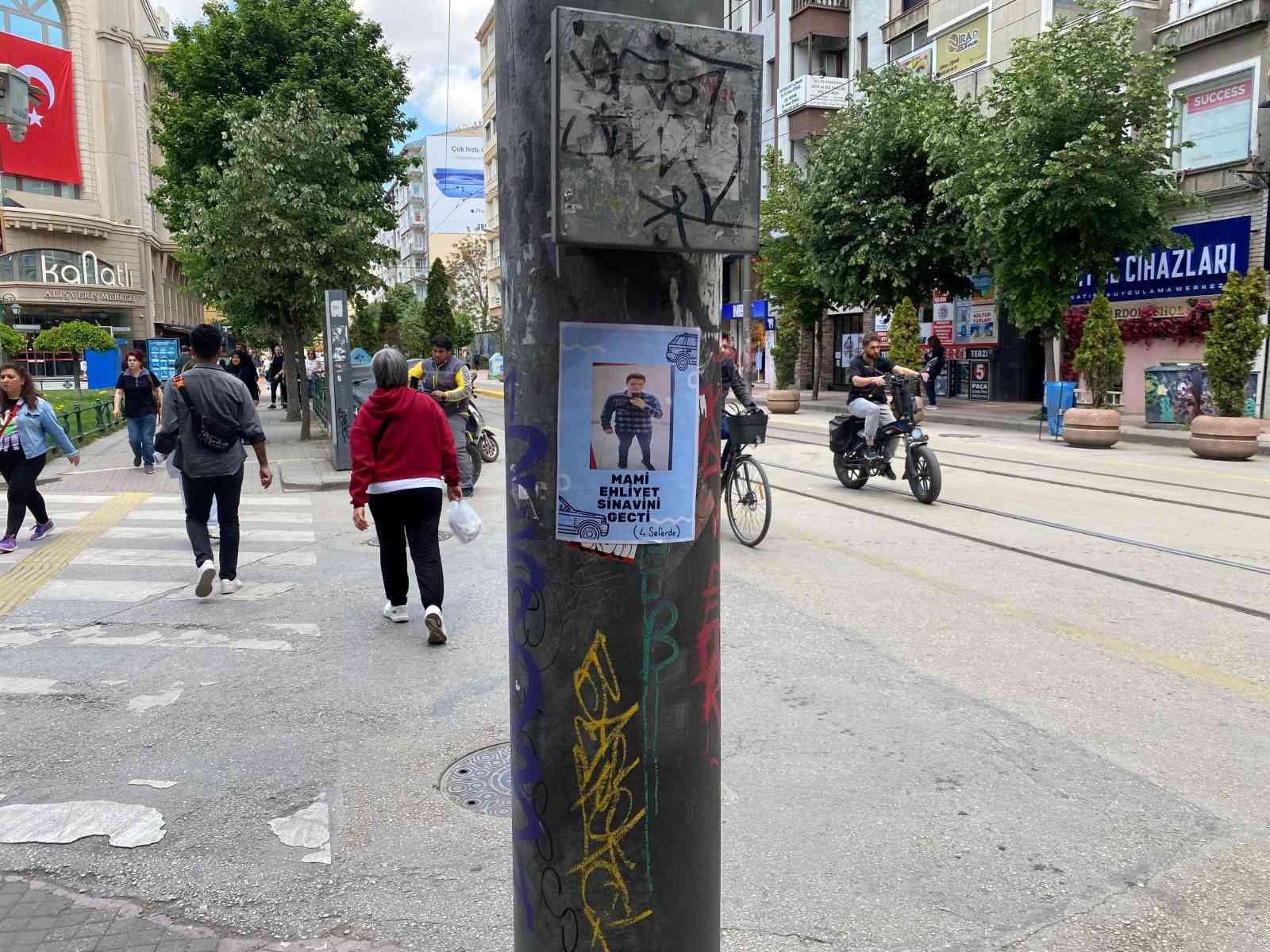 elektrik-direklerine-asilan-ehliyet-sinavini-gecti-brosuru-ilgi-cekti