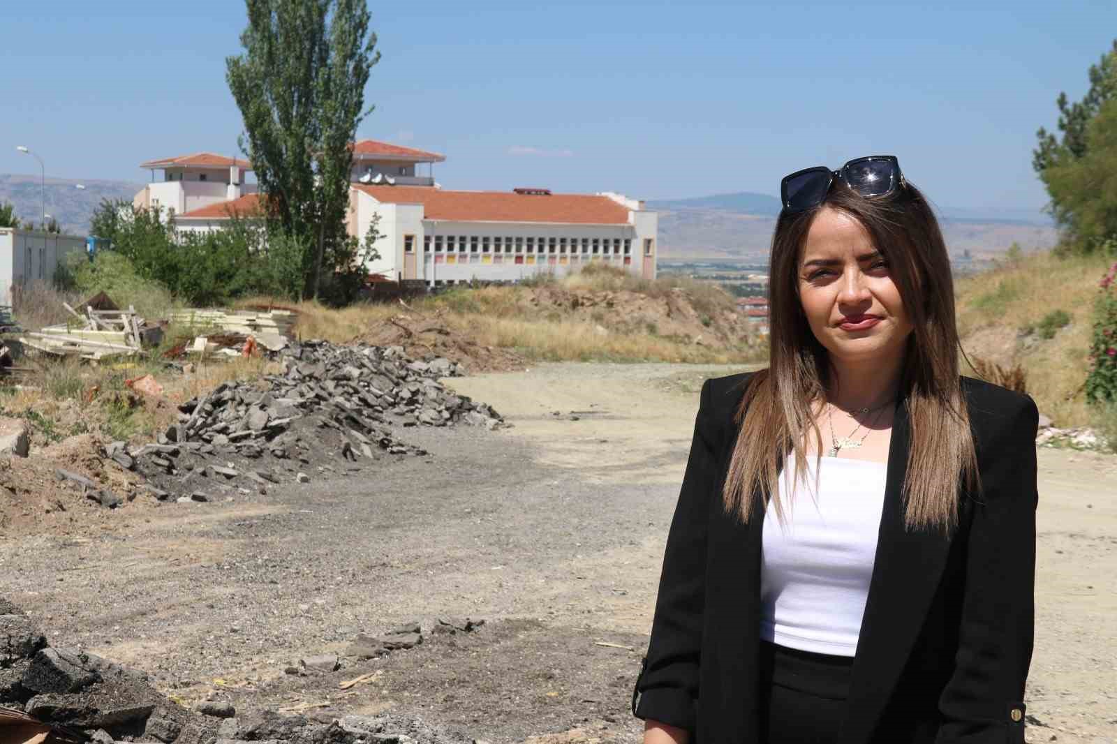 erenkoy-mahalle-muhtarindan-kirletilen-bos-arazi-tepkisi