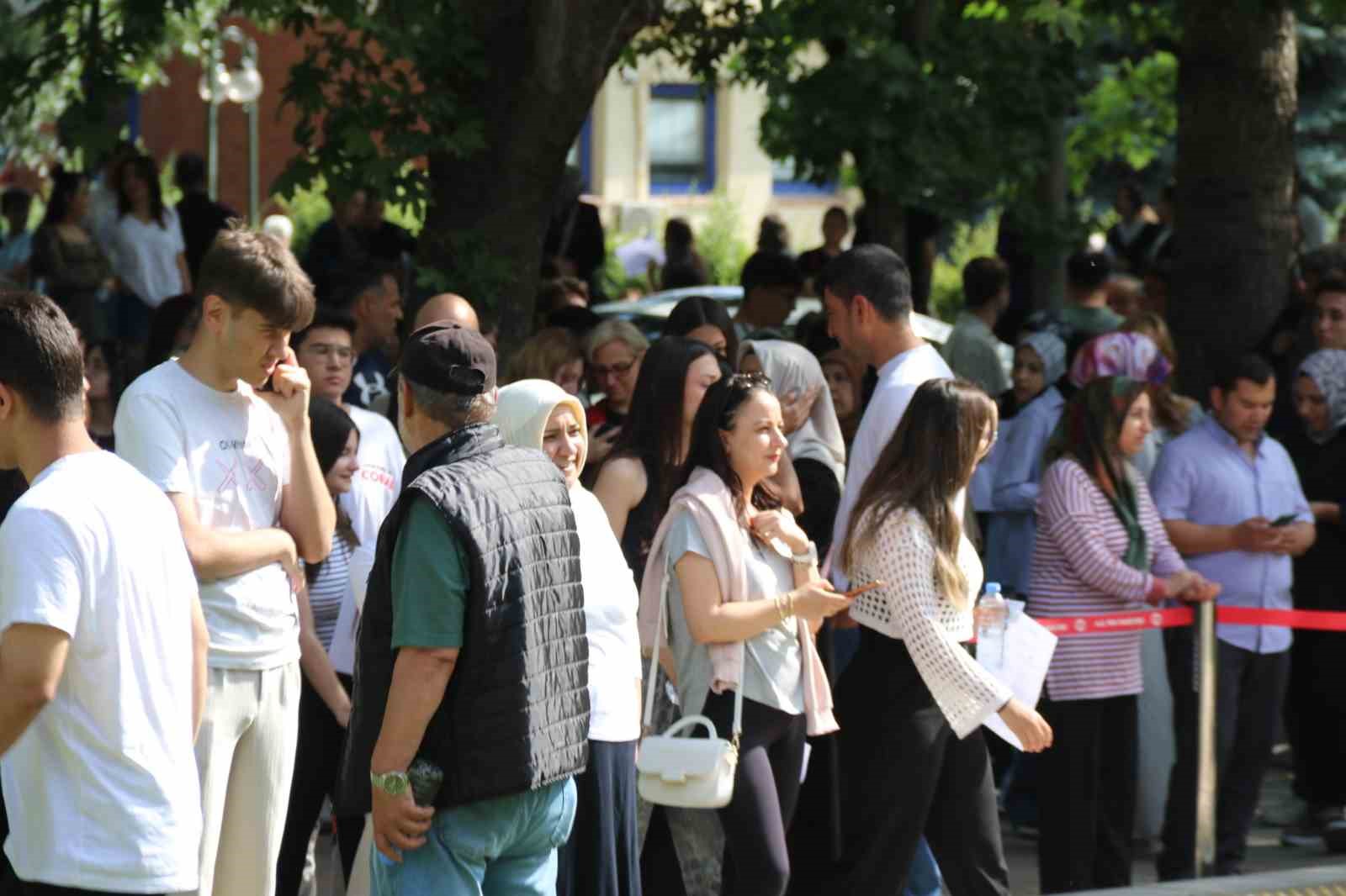 eskisehirde-adaylarin-bazilari-ayt-sinavina-son-anda-yetisti