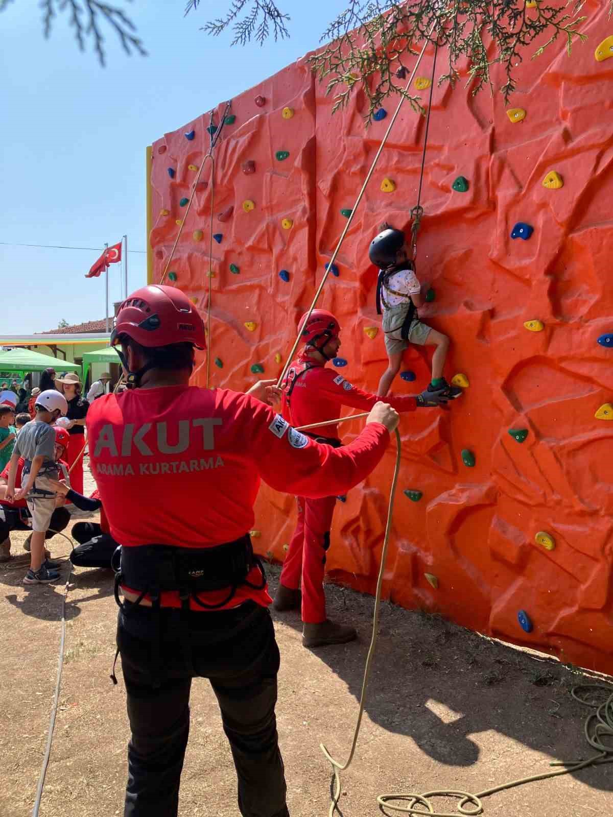 eskisehirde-cocuklar-icin-tirmanma-duvari-etkinligine-destek-verildi