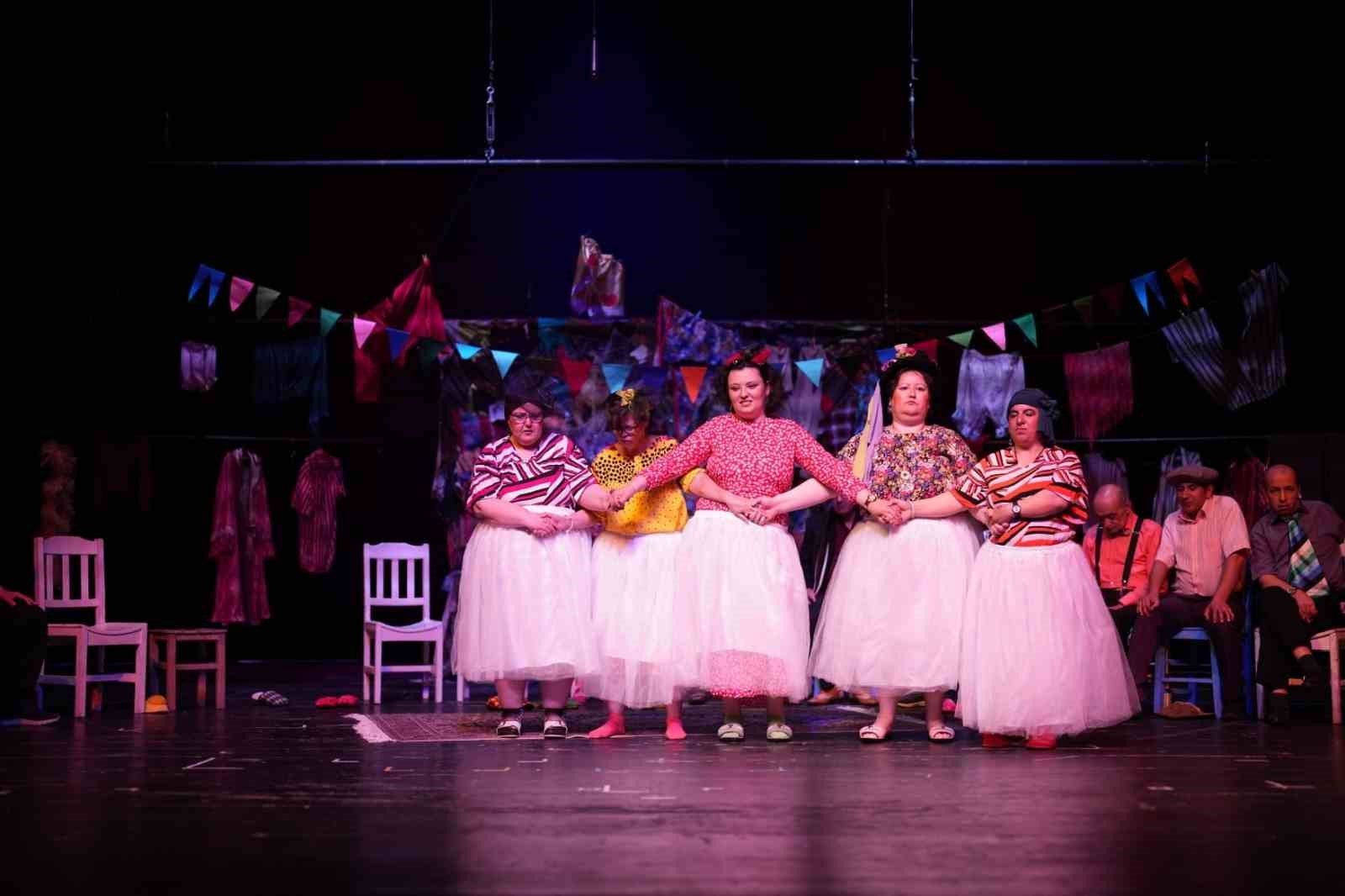 eskisehirde-engelli-bireyler-tiyatro-gosterisi-sundu