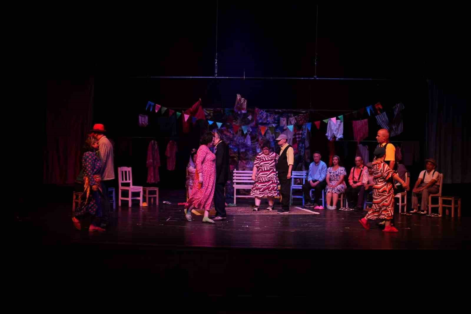 eskisehirde-engelli-bireyler-tiyatro-gosterisi-sundu