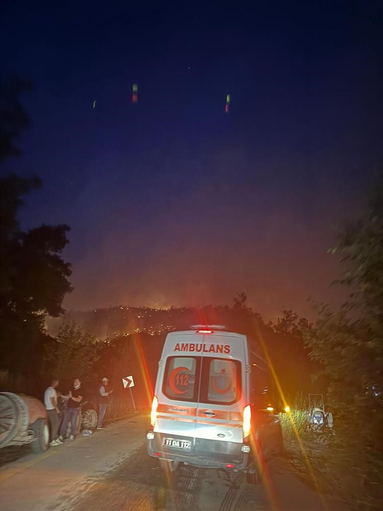 eskisehirden-2-umke-araci-ve-10-personel-bilecik-yanginina-destege-gitti