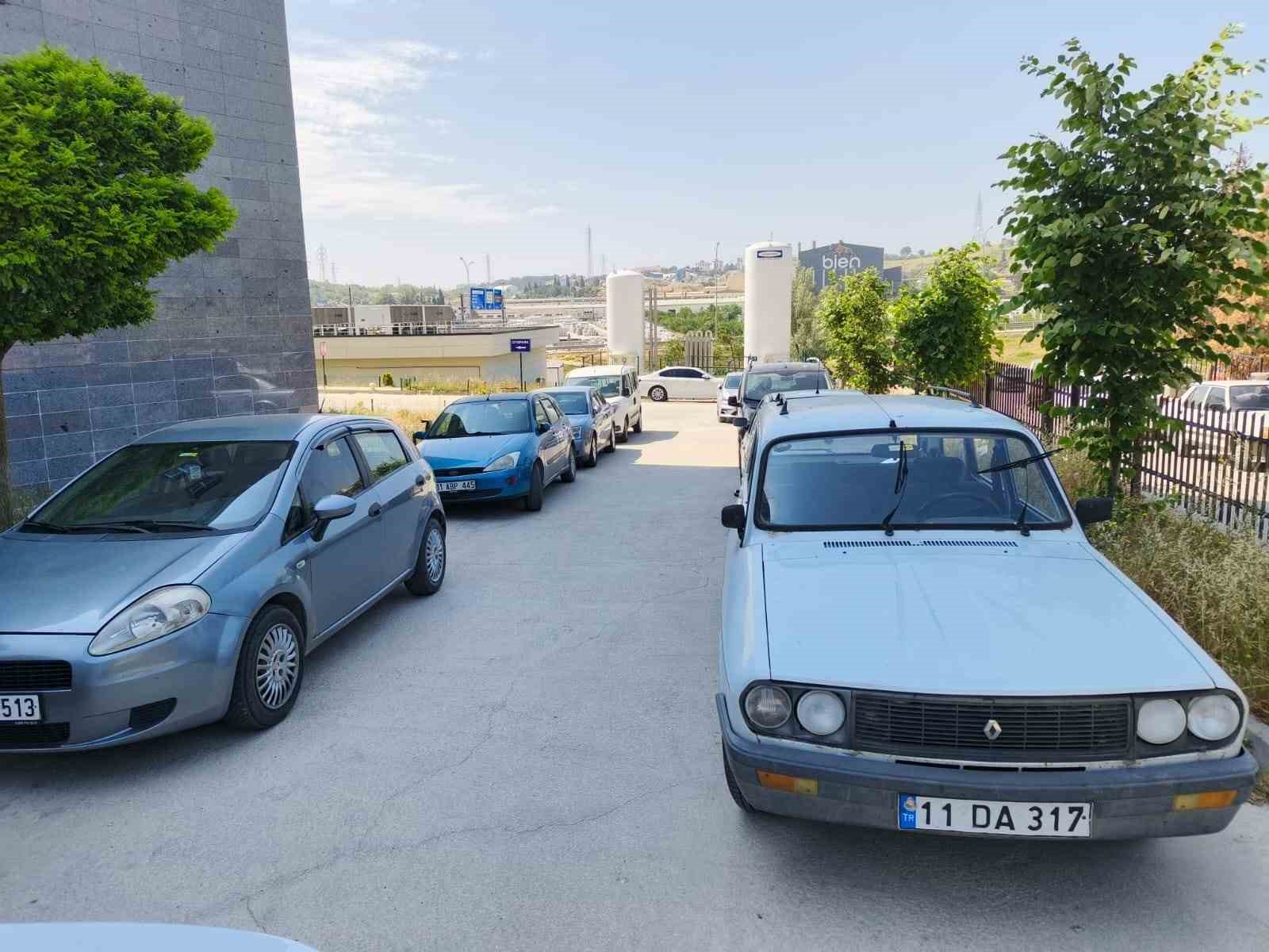 gelisi-guzel-parklanma-suruculeri-zora-sokuyor