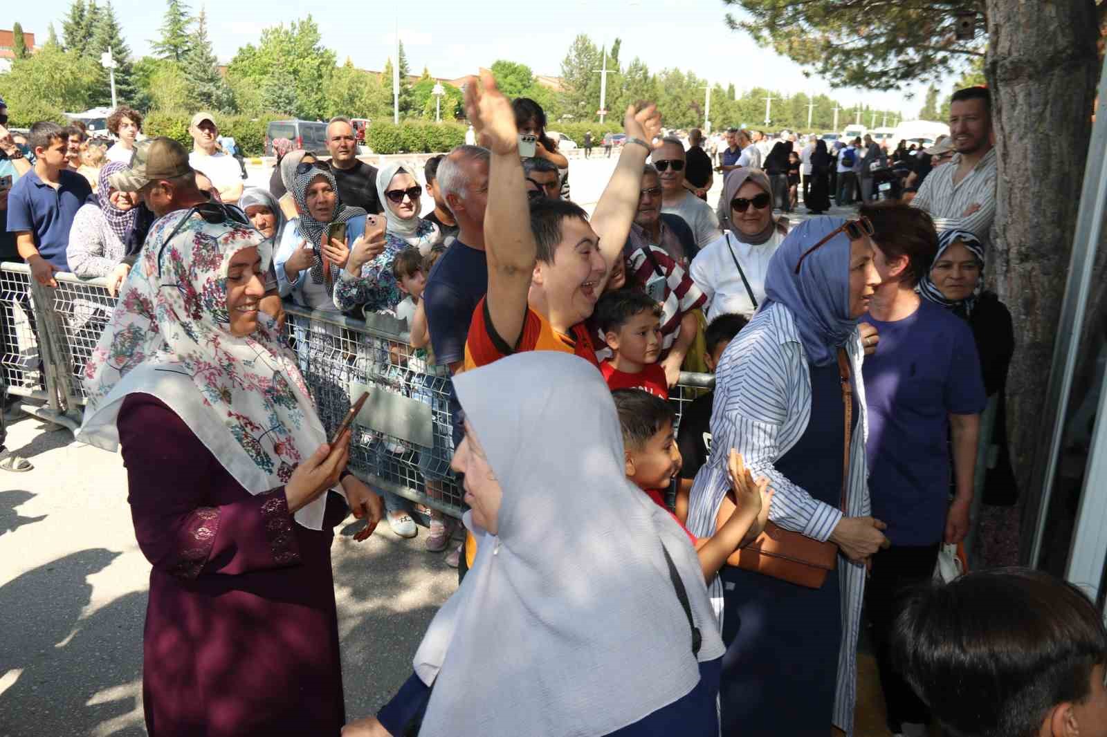 hacdan-donen-dedesini-ve-ninesini-icardinin-hareketiyle-karsiladi