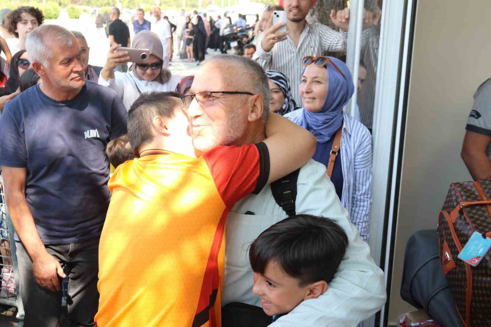 hacdan-donen-dedesini-ve-ninesini-icardinin-hareketiyle-karsiladi