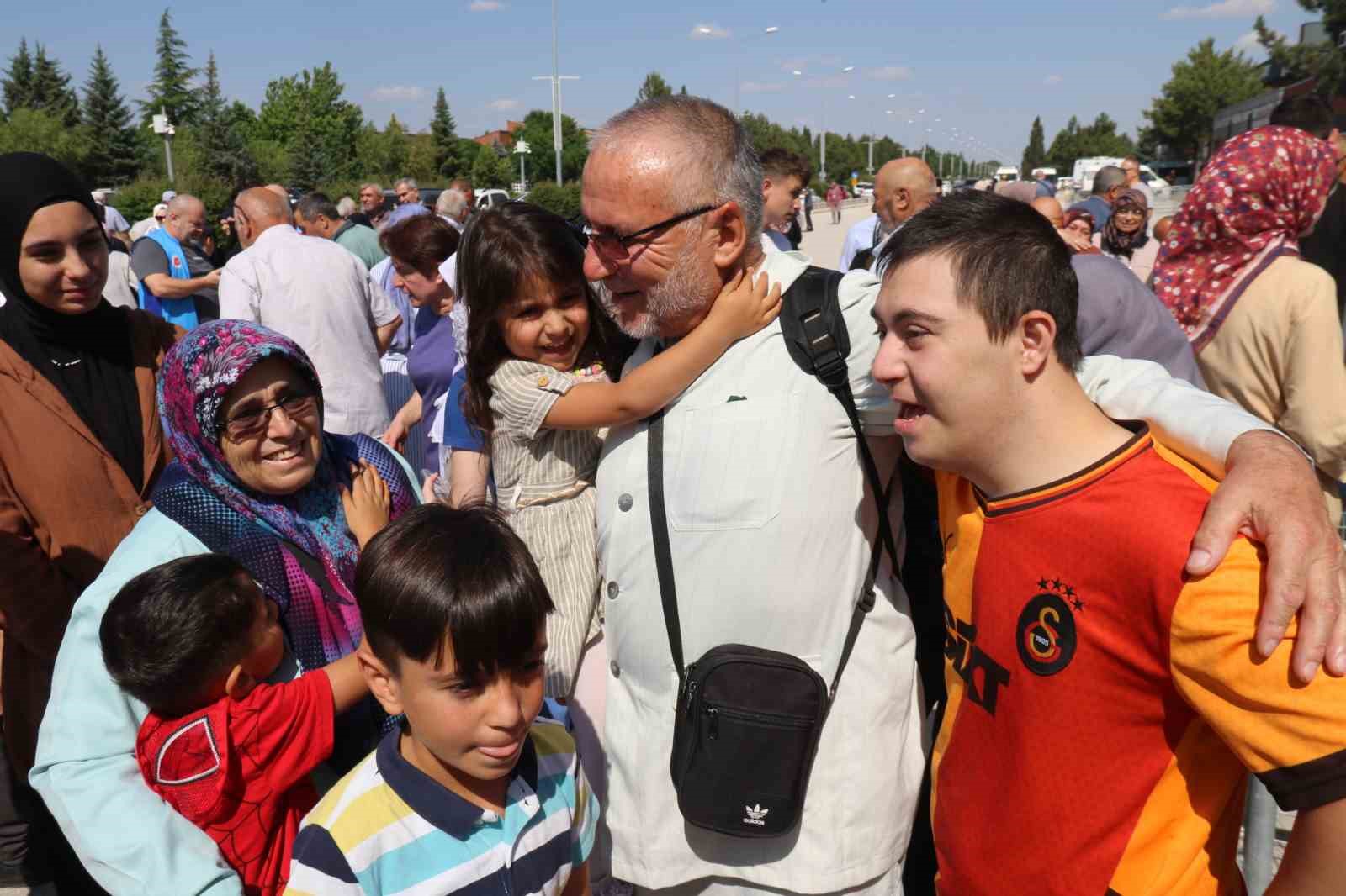 hacdan-donen-dedesini-ve-ninesini-icardinin-hareketiyle-karsiladi