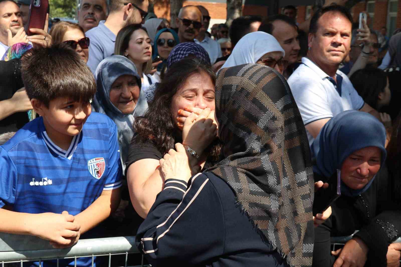 hacdan-donen-dedesini-ve-ninesini-icardinin-hareketiyle-karsiladi