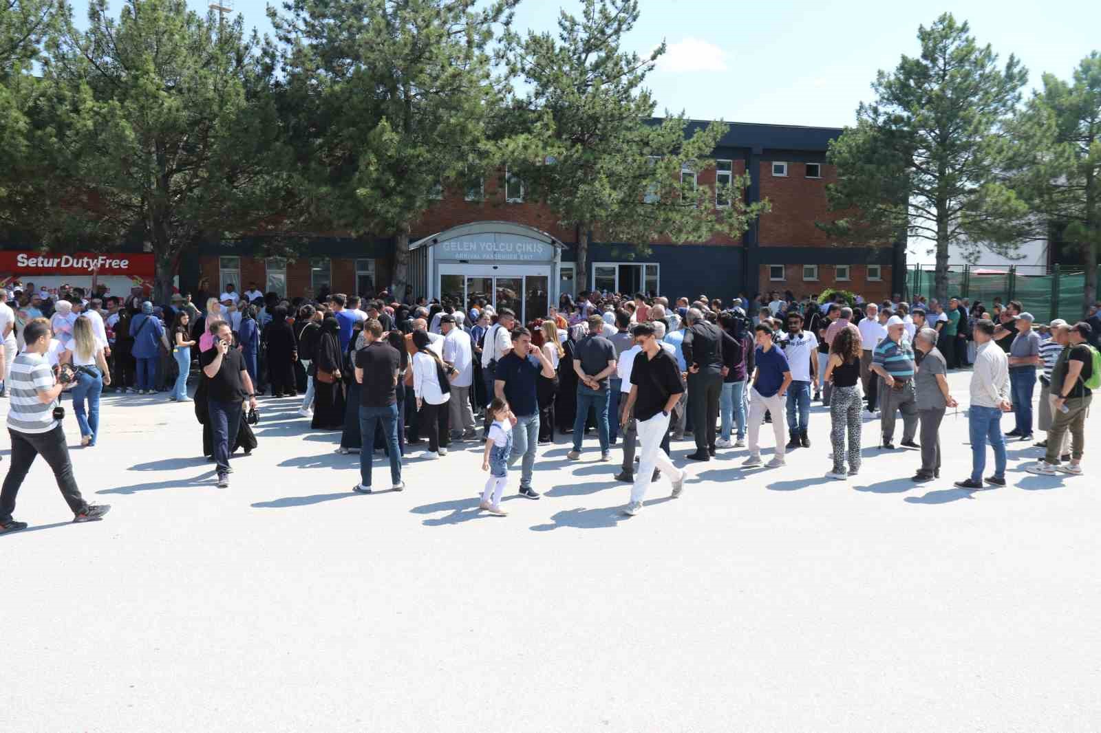 hacdan-donen-dedesini-ve-ninesini-icardinin-hareketiyle-karsiladi