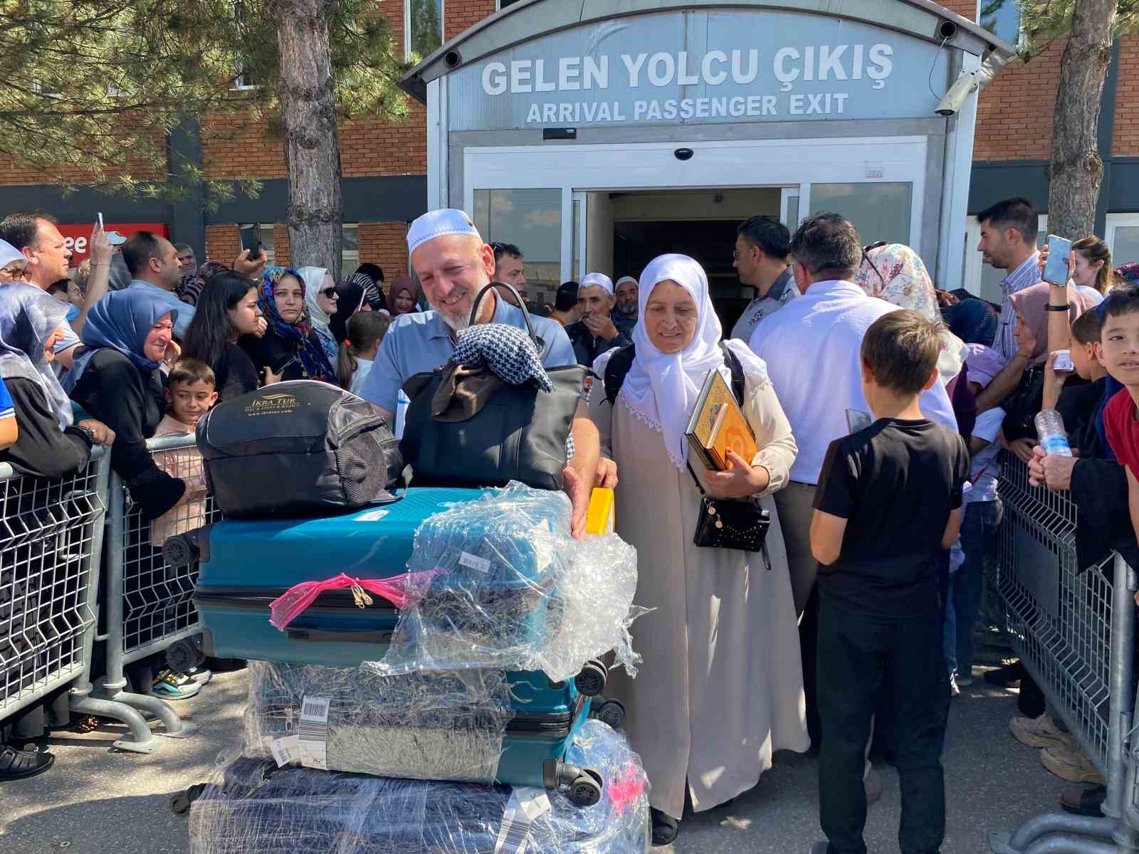 hacdan-donen-dedesini-ve-ninesini-icardinin-hareketiyle-karsiladi