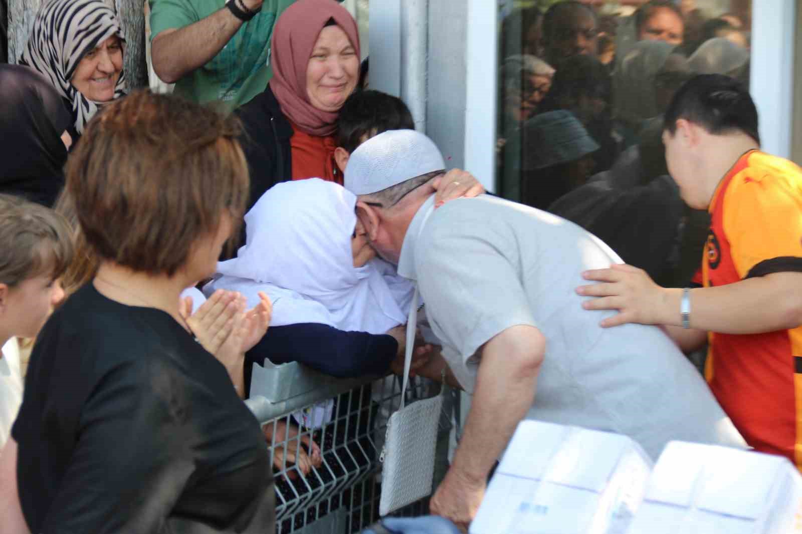 hacdan-donen-dedesini-ve-ninesini-icardinin-hareketiyle-karsiladi