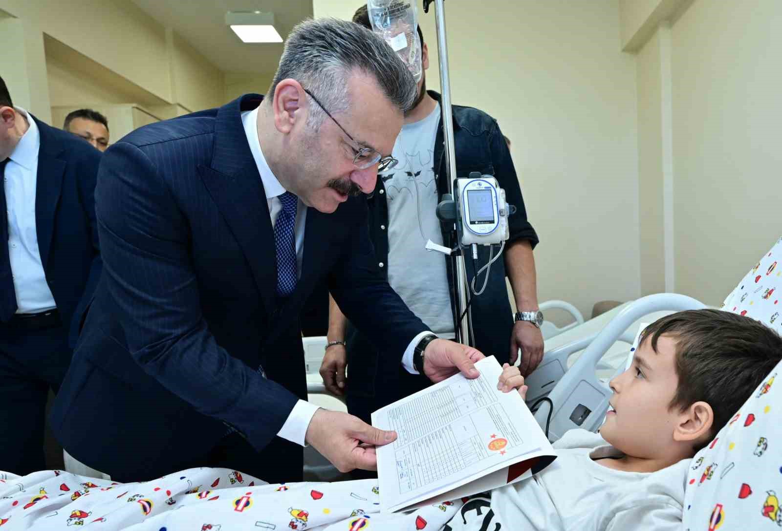 hastanede-tedavi-goren-ogrencilere-karnelerini-vali-aksoy-dagitti