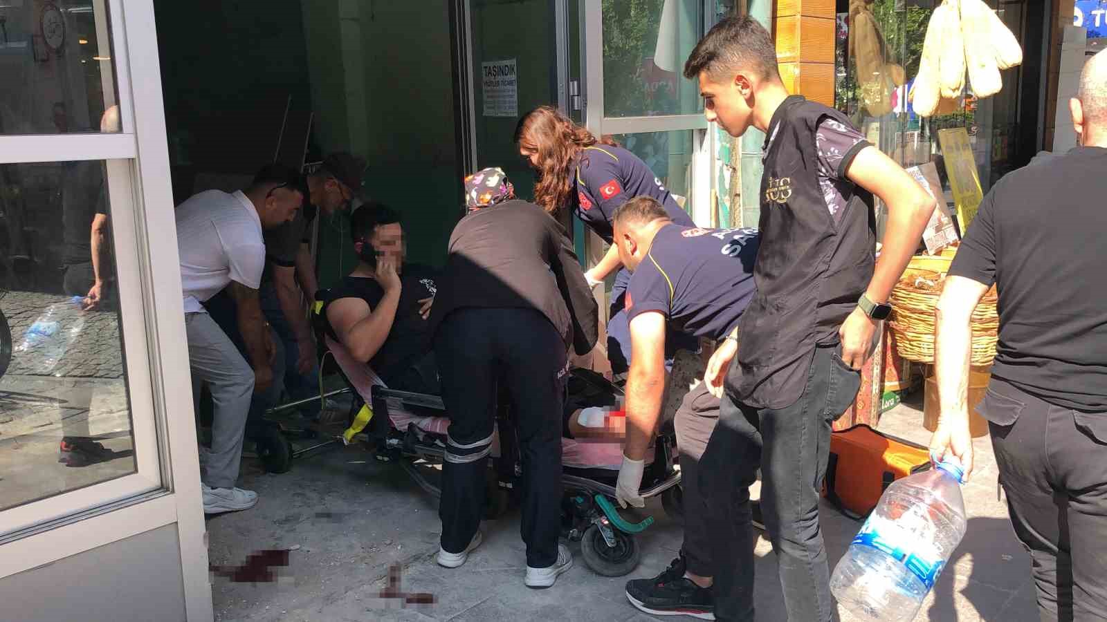 hastaneye-kaldirilirken-bile-telefonu-elinden-birakmadi