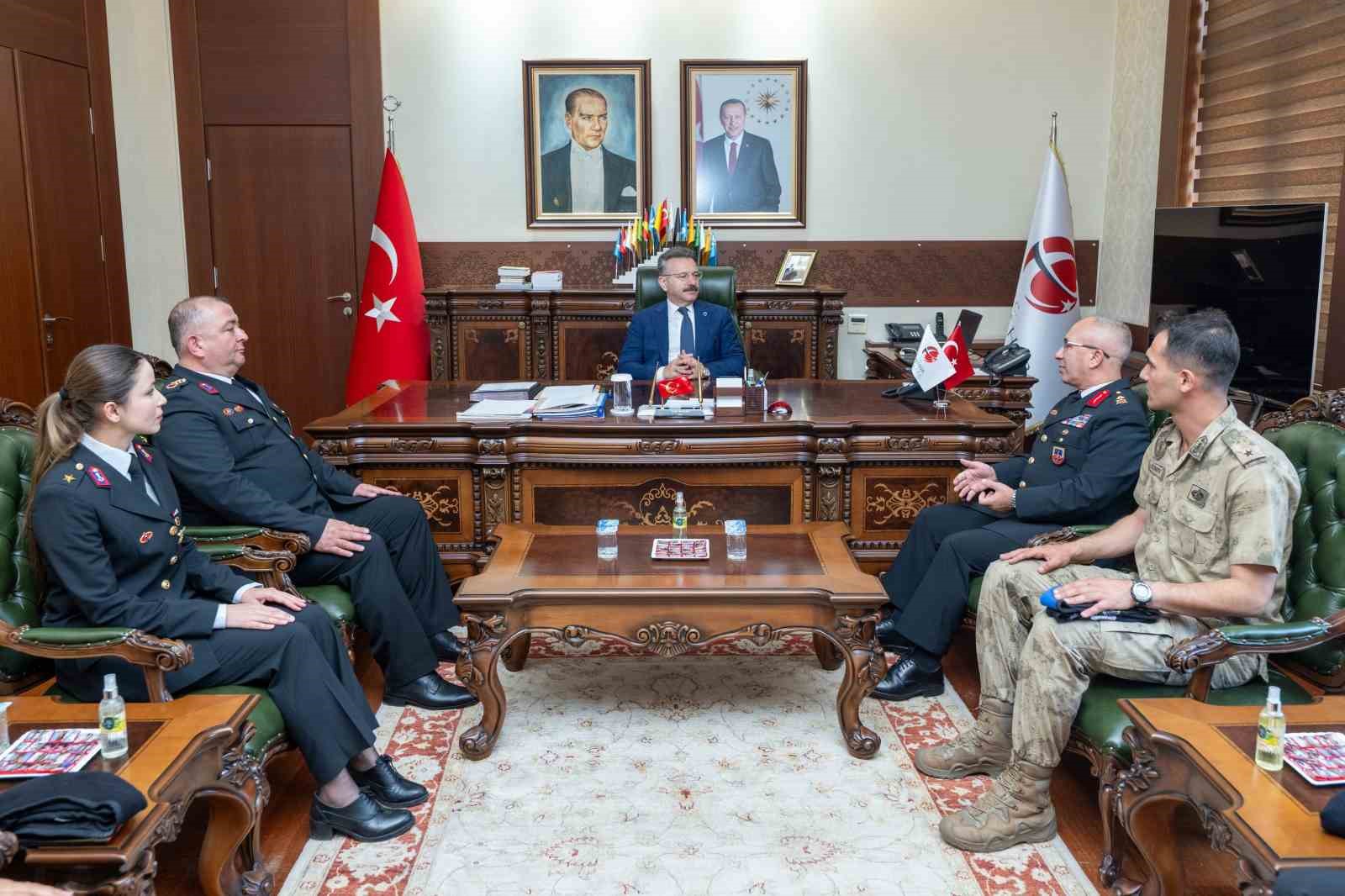 il-jandarma-komutani-demir-ve-jandarma-personeli-vali-aksoyu-ziyaret-etti