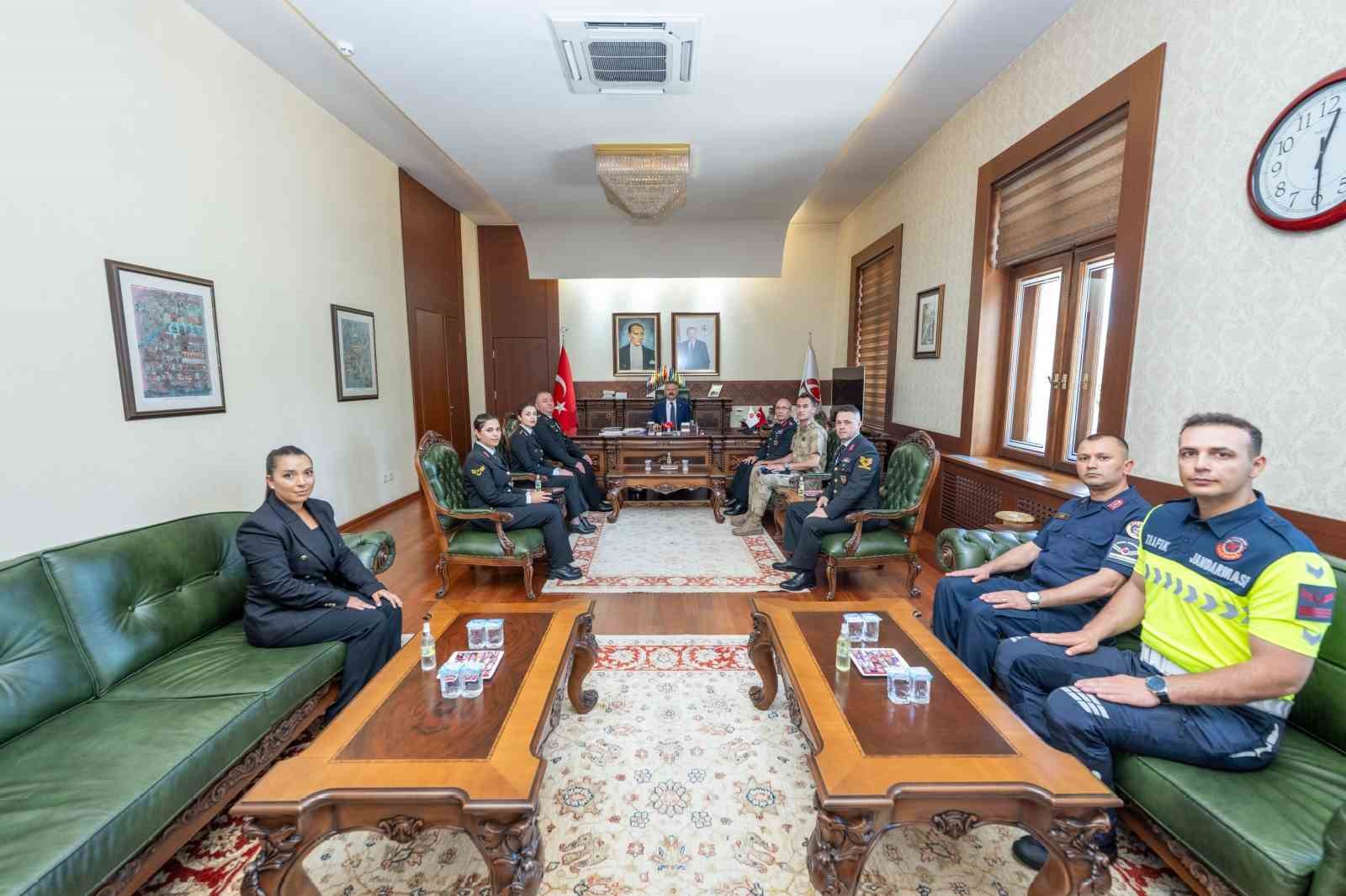 il-jandarma-komutani-demir-ve-jandarma-personeli-vali-aksoyu-ziyaret-etti