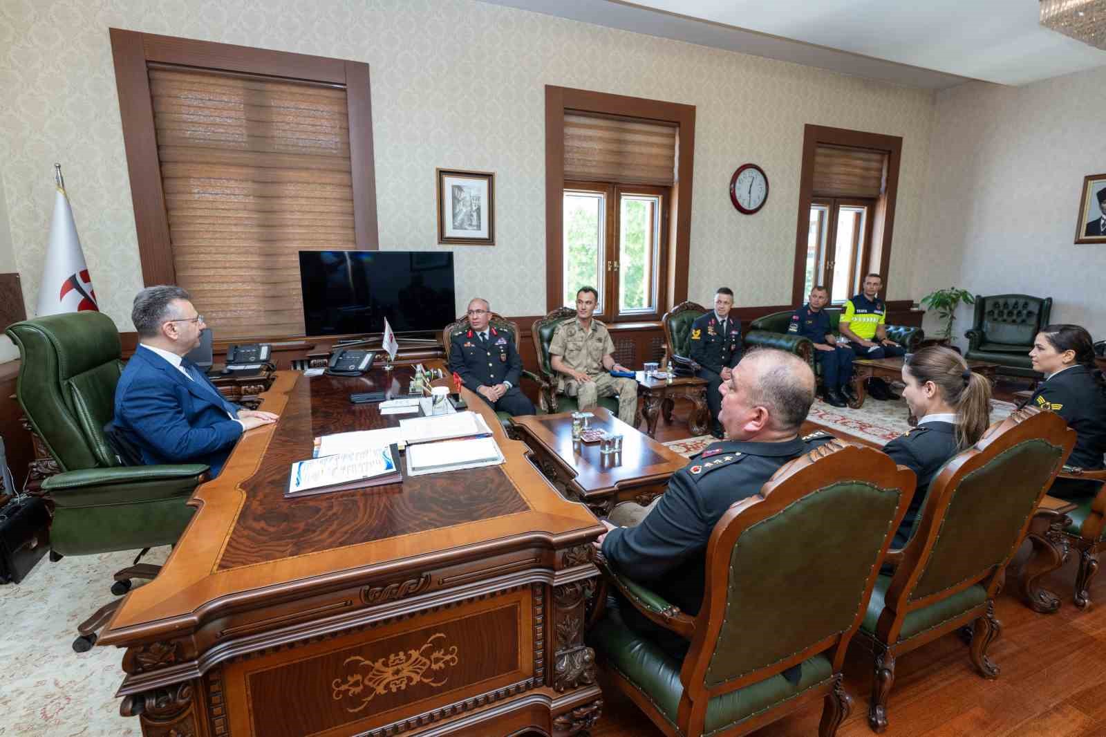 il-jandarma-komutani-demir-ve-jandarma-personeli-vali-aksoyu-ziyaret-etti