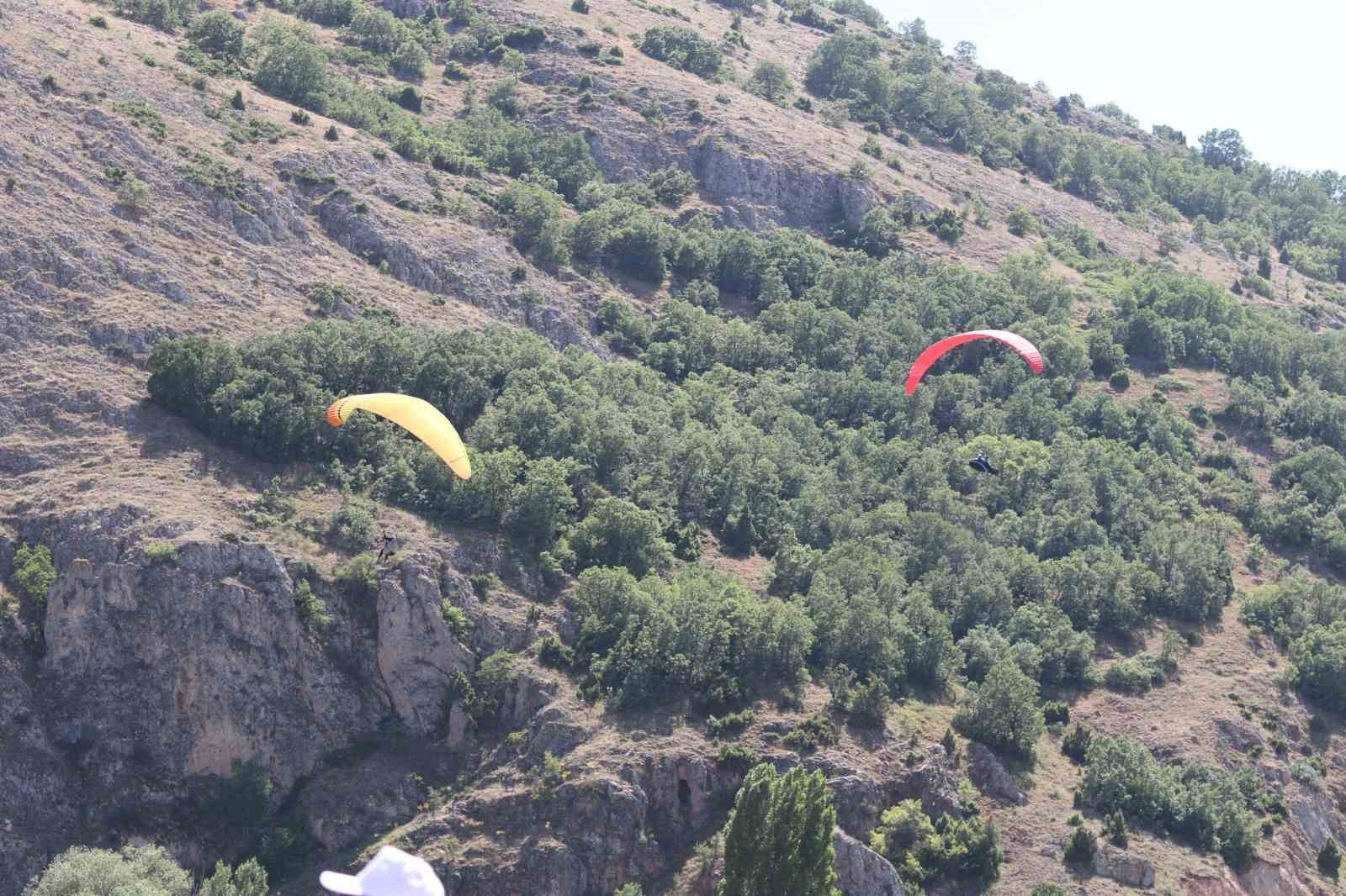 inonude-parasutlerle-atlayanlardan-gorsel-solen