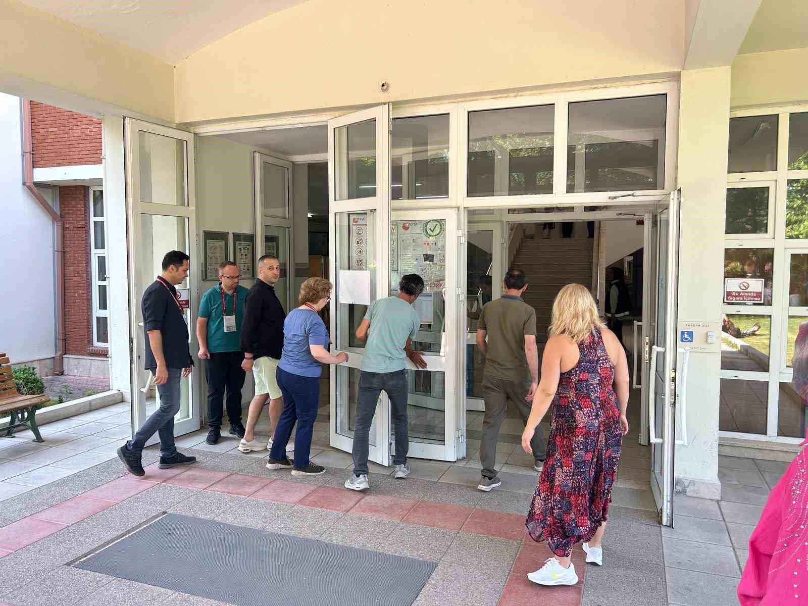 kapilar-kapatildiktan-10-dakika-sonra-gelen-aday-yksye-giremedi