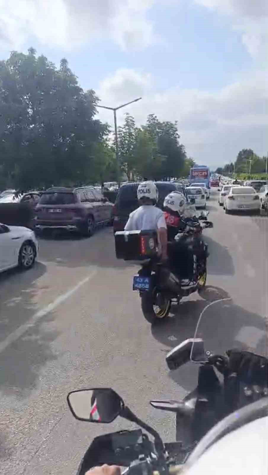 kimligini-kaybeden-ve-sinav-yetisememe-ihtimali-olan-ogrencilerin-imdadina-polis-ekipleri-yetisti