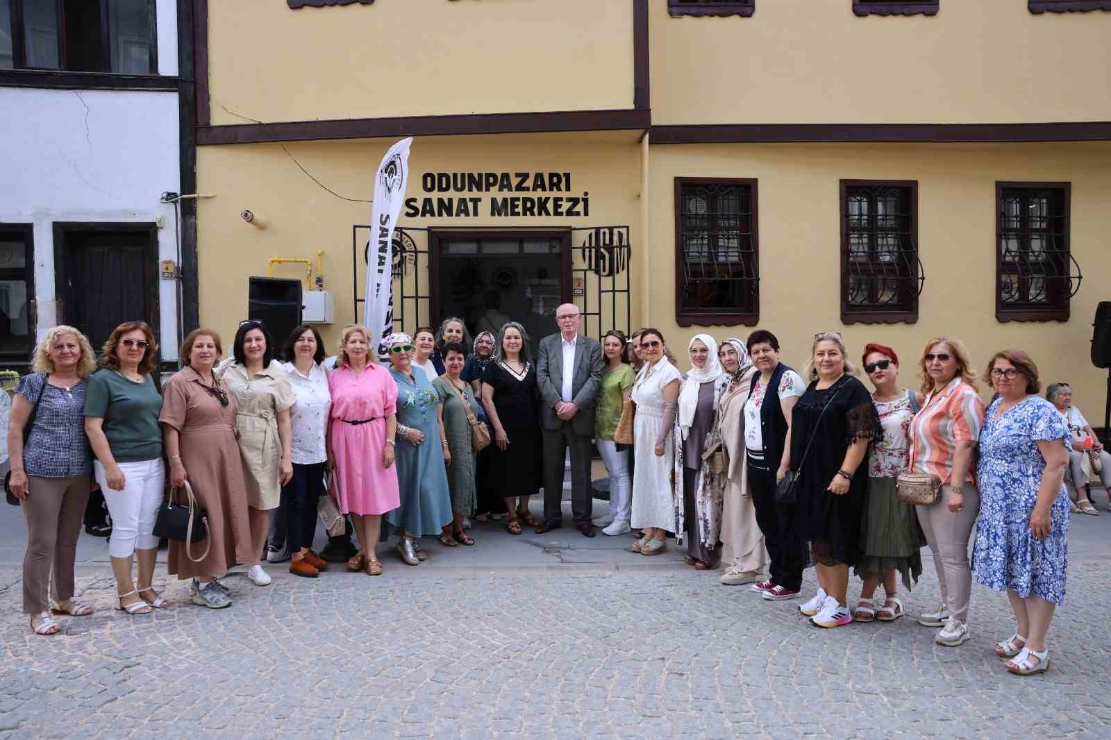 odunpazari-belediyesi-halk-merkezleri-yil-sonu-cini-sergisi-acildi