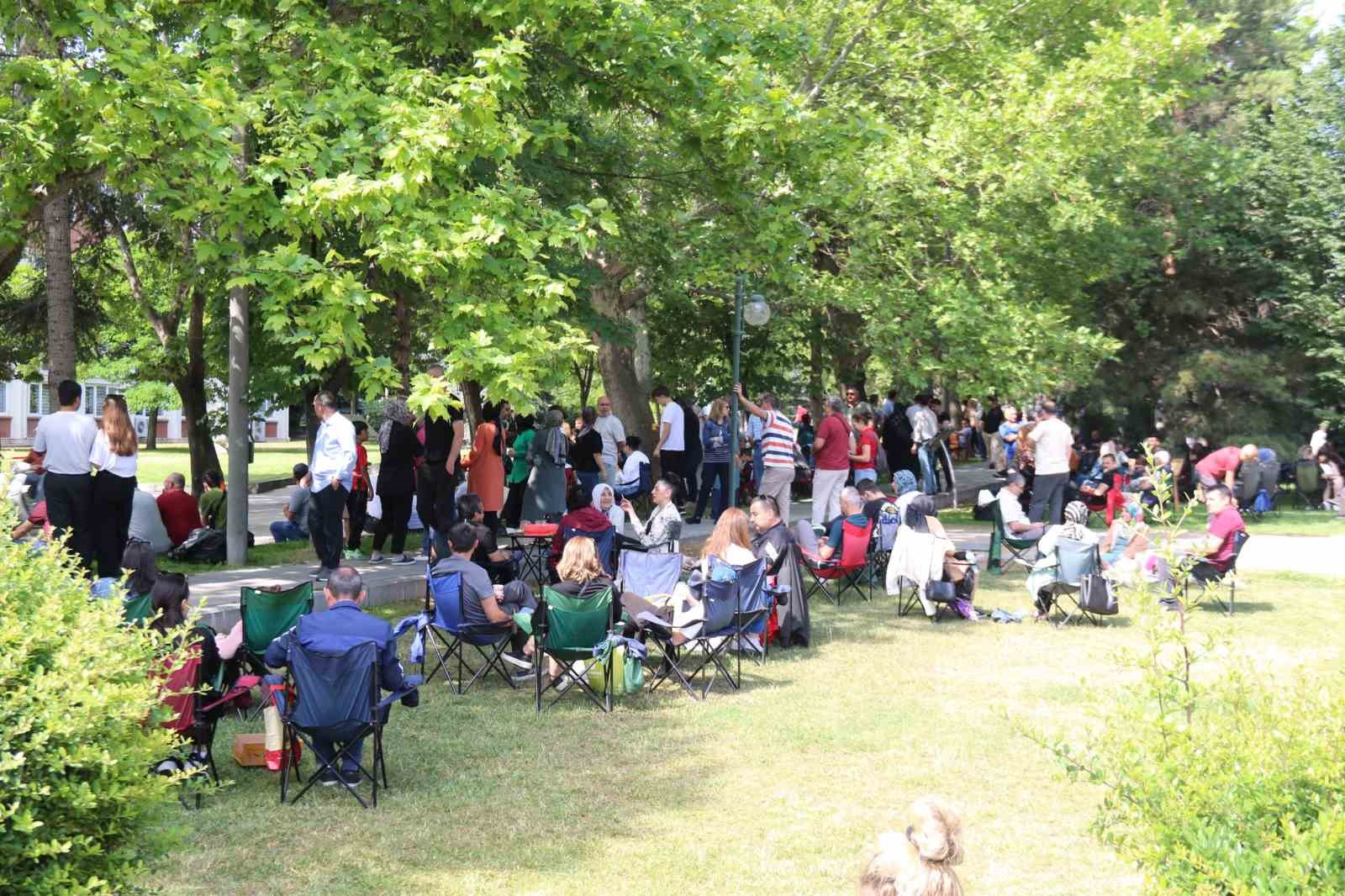 ogrenciler-sinfta-ter-doktu-veliler-disarida-dua-etti