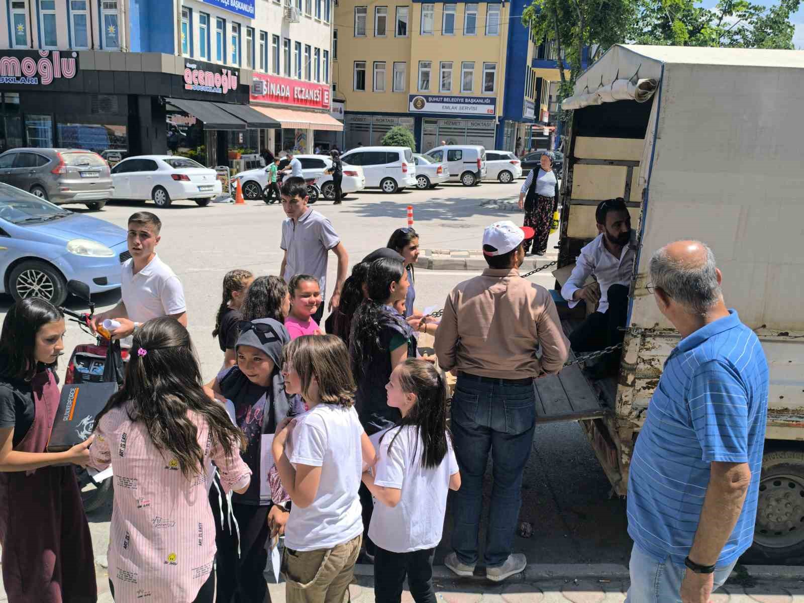 suhutta-takdir-belgesi-alan-ogrencilere-ayakkabi-surprizi