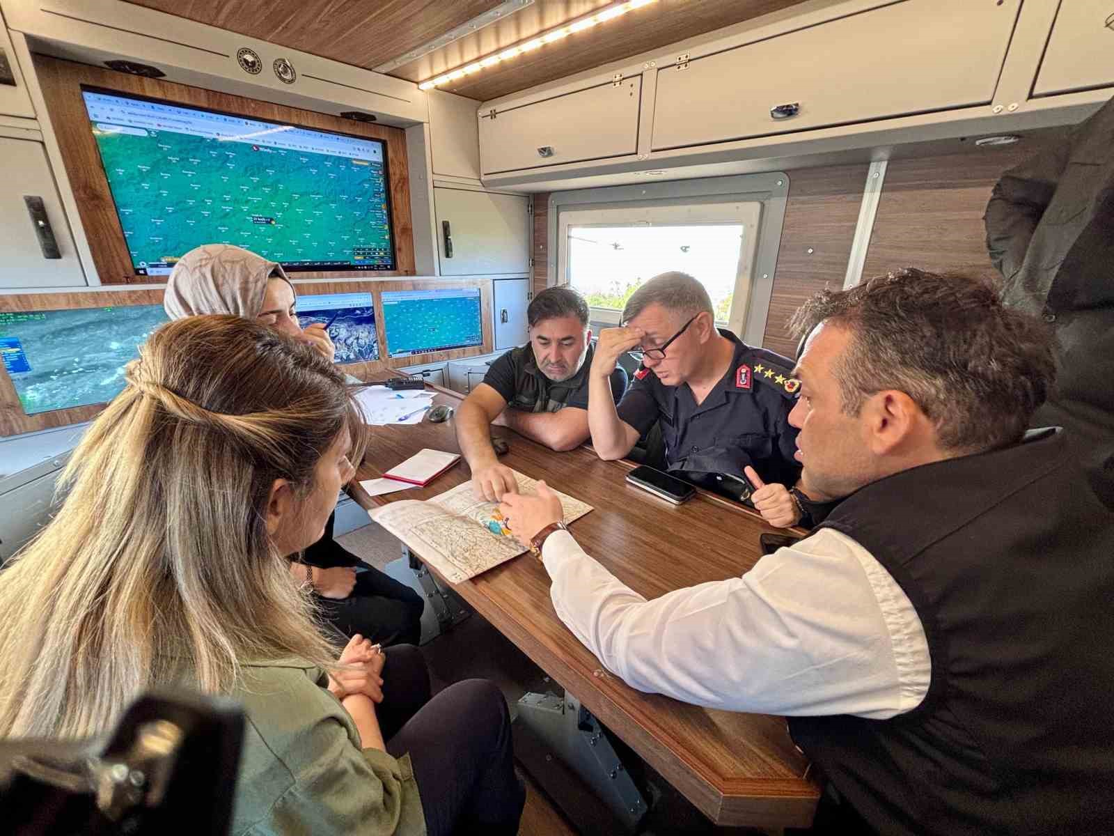 vali-sozer-2-bin-hektar-alanda-yanginin-devam-ettigini-acikladi