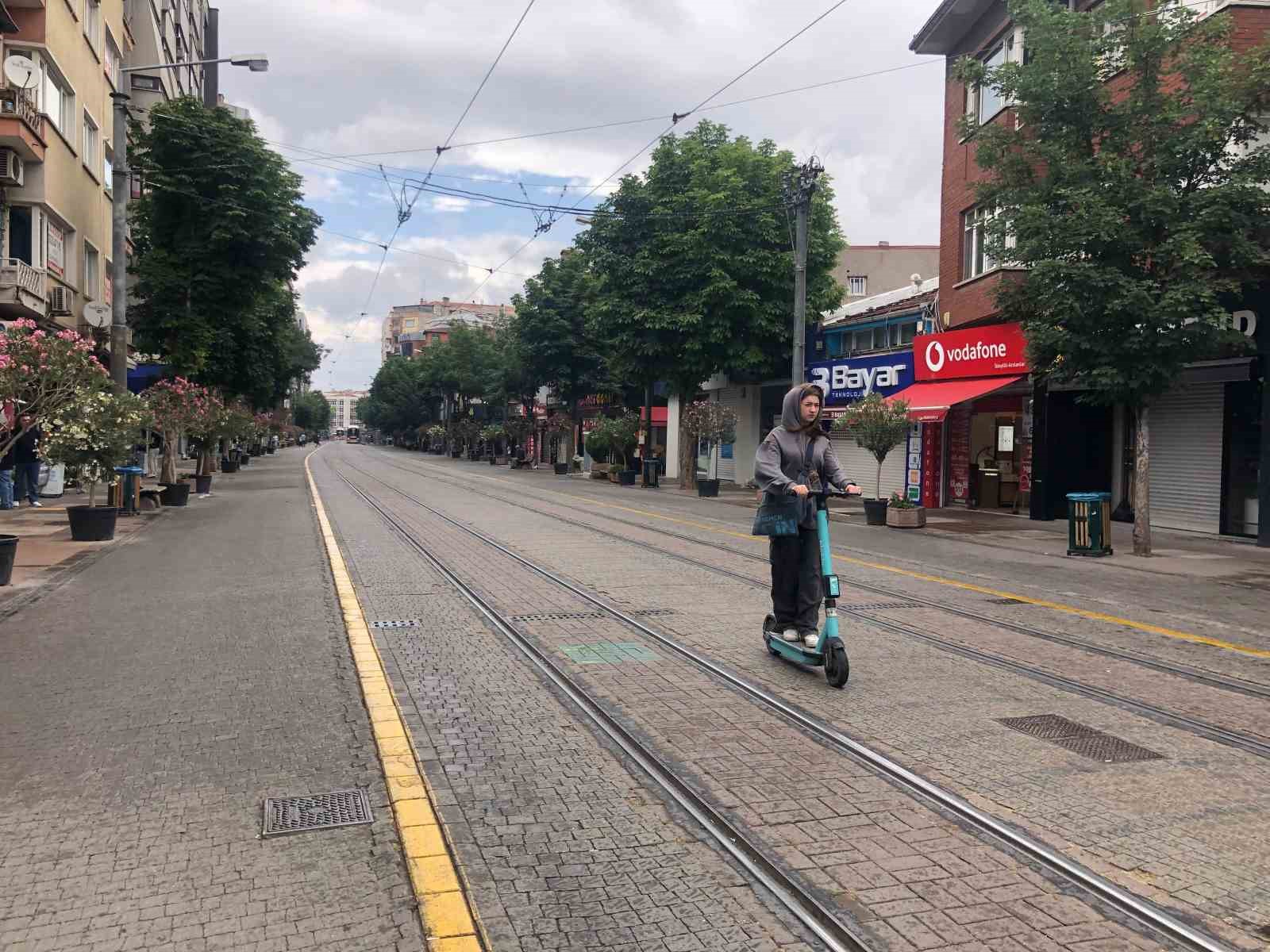 vatandaslar-yagmurdan-kacmak-icin-sacaklarin-altina-sigindi