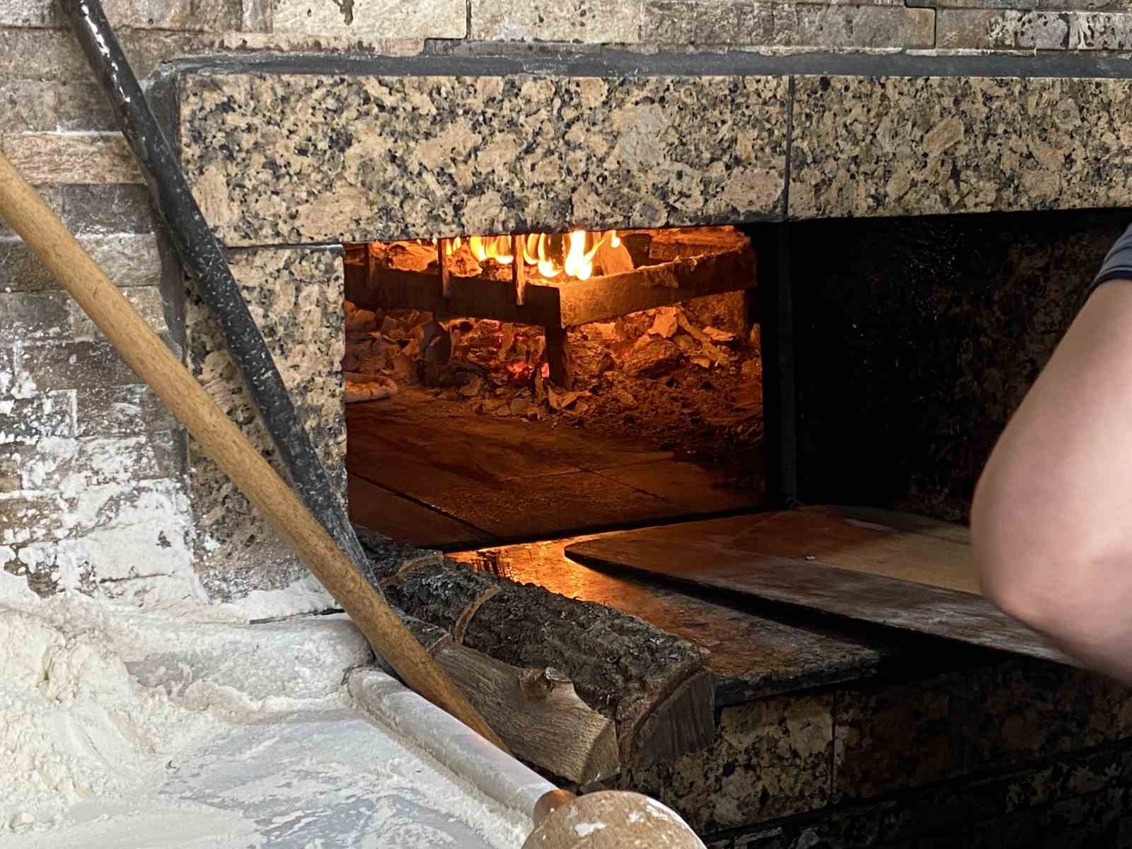 yaklasik-400-derece-sicakliktaki-tas-firin-karsisinda-zorlu-mesai