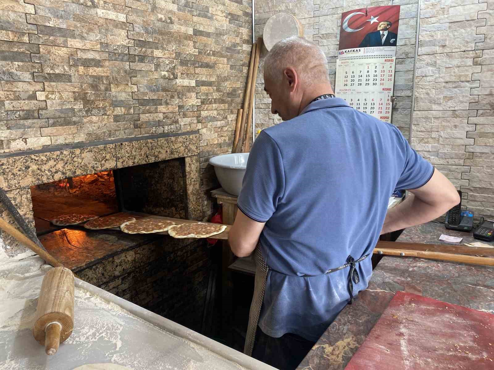 yaklasik-400-derece-sicakliktaki-tas-firin-karsisinda-zorlu-mesai