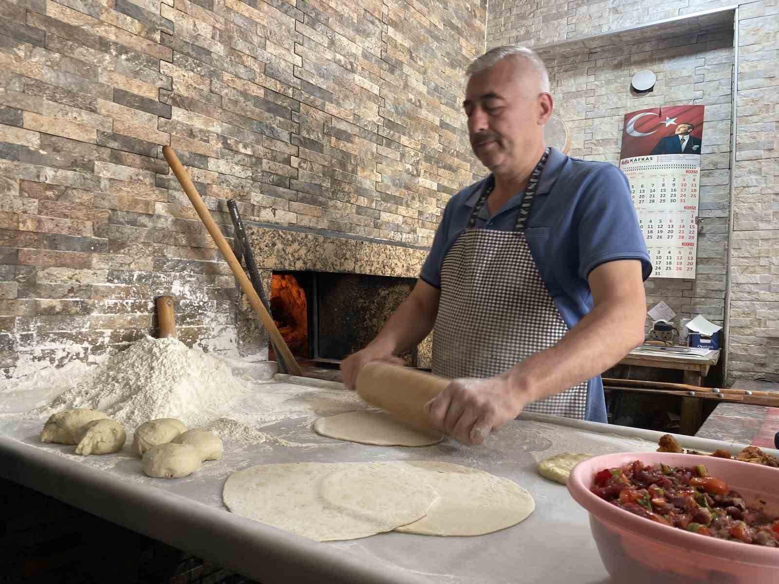 yaklasik-400-derece-sicakliktaki-tas-firin-karsisinda-zorlu-mesai