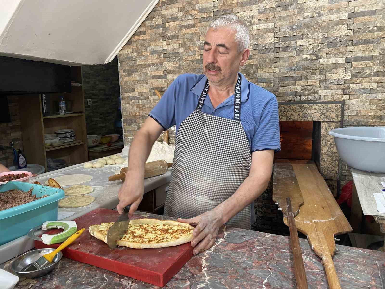 yaklasik-400-derece-sicakliktaki-tas-firin-karsisinda-zorlu-mesai