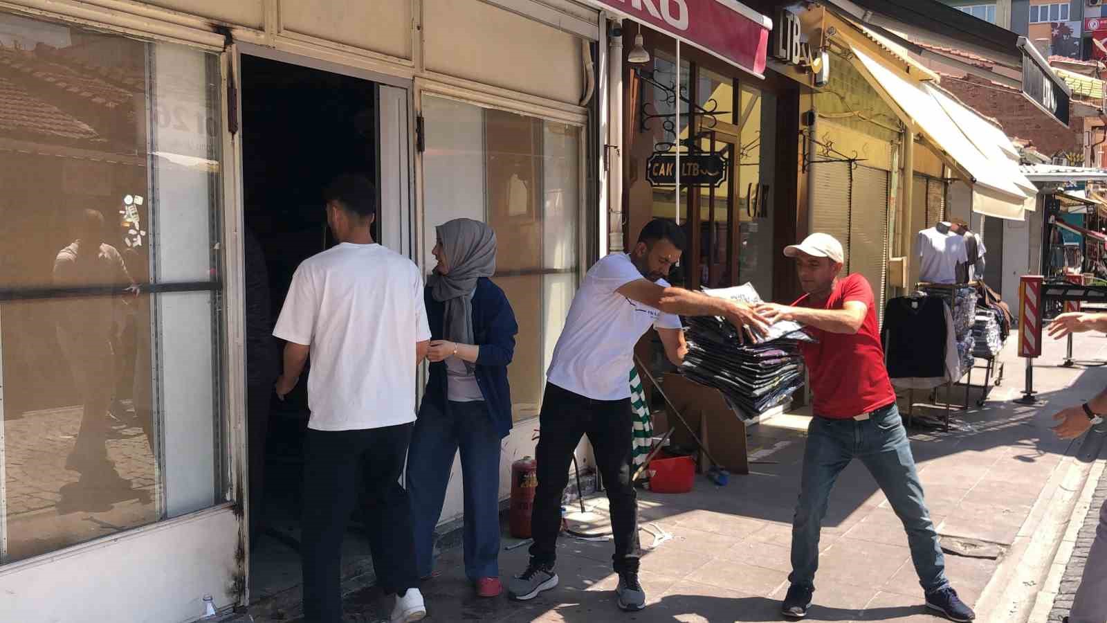 yangin-esnasinda-duyarsiz-vatandaslar-ekiplere-zorluk-cikardi