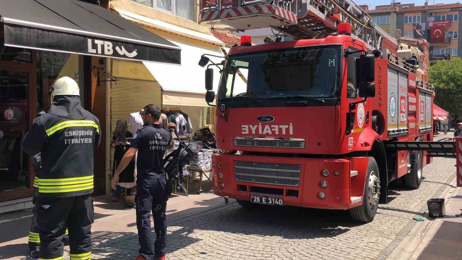 yangin-esnasinda-duyarsiz-vatandaslar-ekiplere-zorluk-cikardi