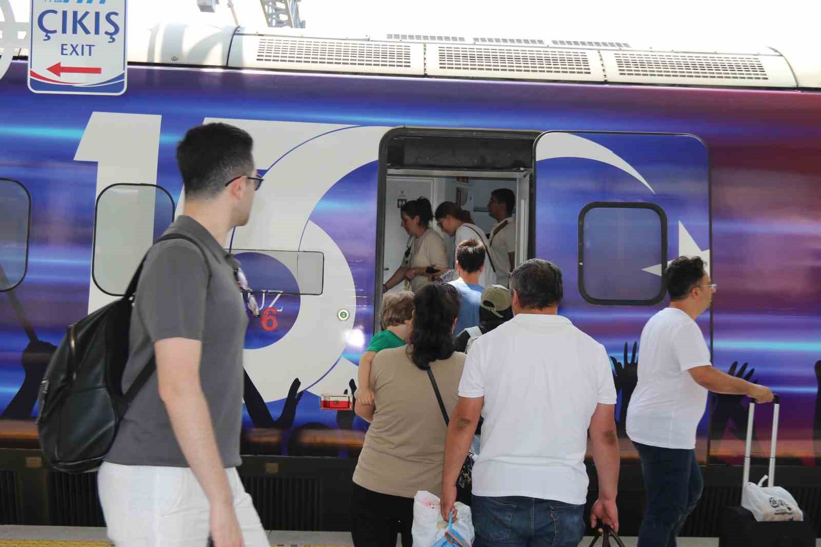100-bin-yolcu-tasiyacak-olan-15-temmuz-demokrasi-ve-milli-birlik-treni-eskisehirde
