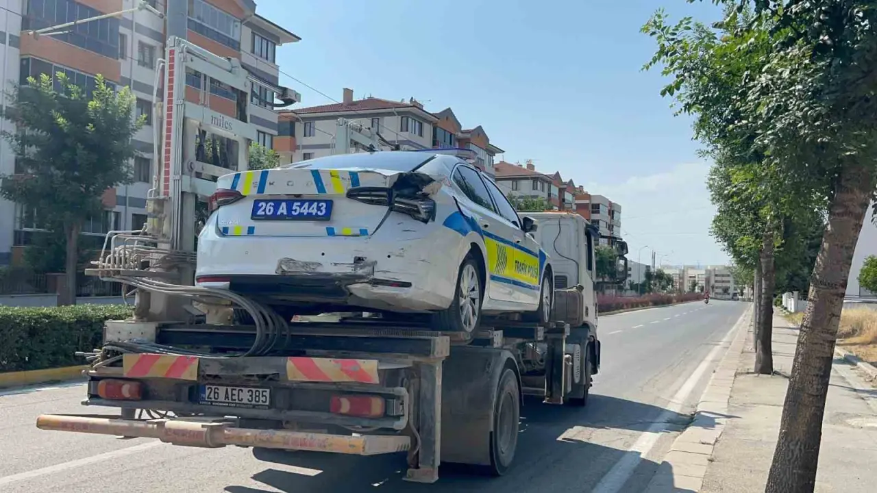 kazayi-inceleyen-polisin-aracina-kontrolden-cikan-otomobil-carpti-1i-polis-3-yarali