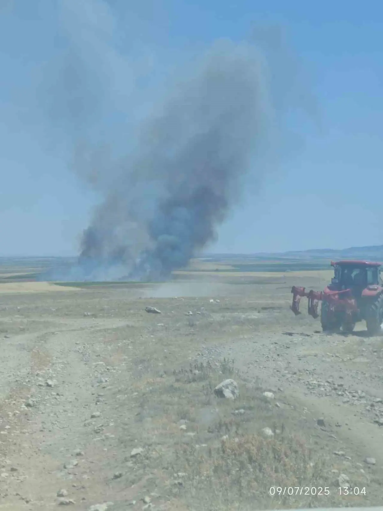 ekin-tarlasinda-yangin-cikti