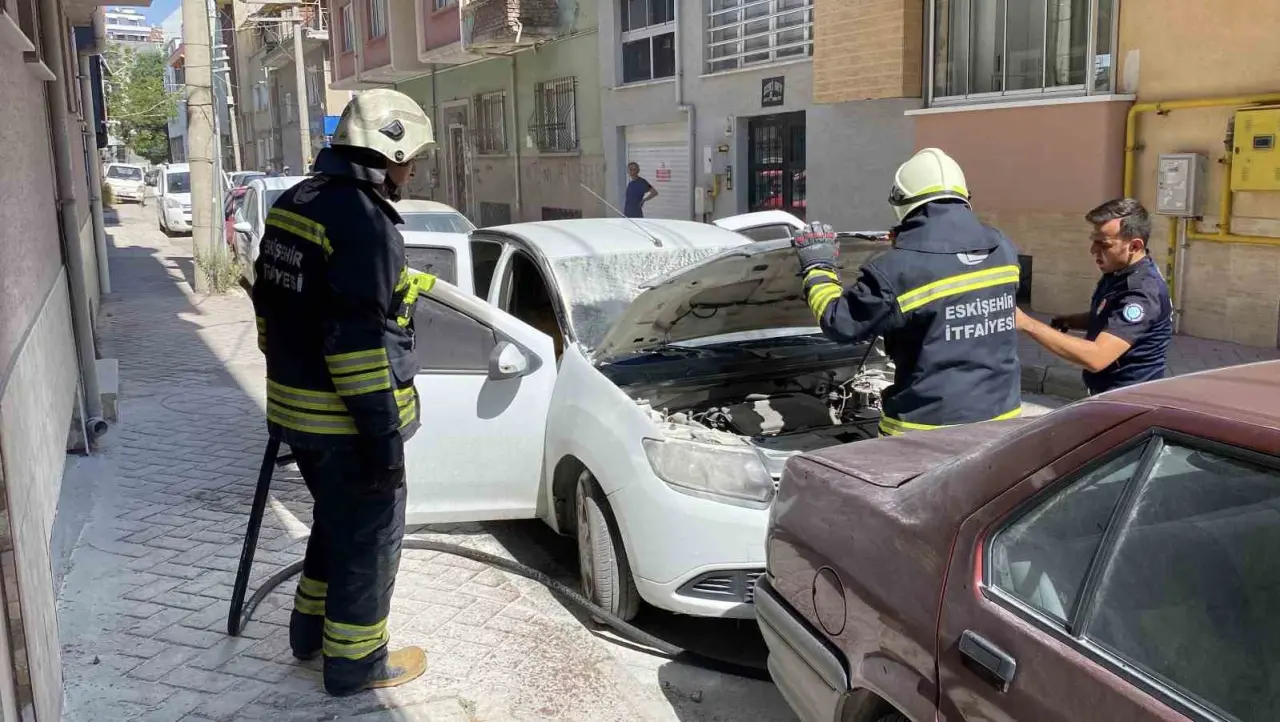 park-halindeki-otomobildeki-yangin-buyumeden-sonduruldu