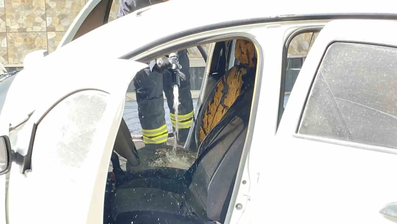 park-halindeki-otomobildeki-yangin-buyumeden-sonduruldu