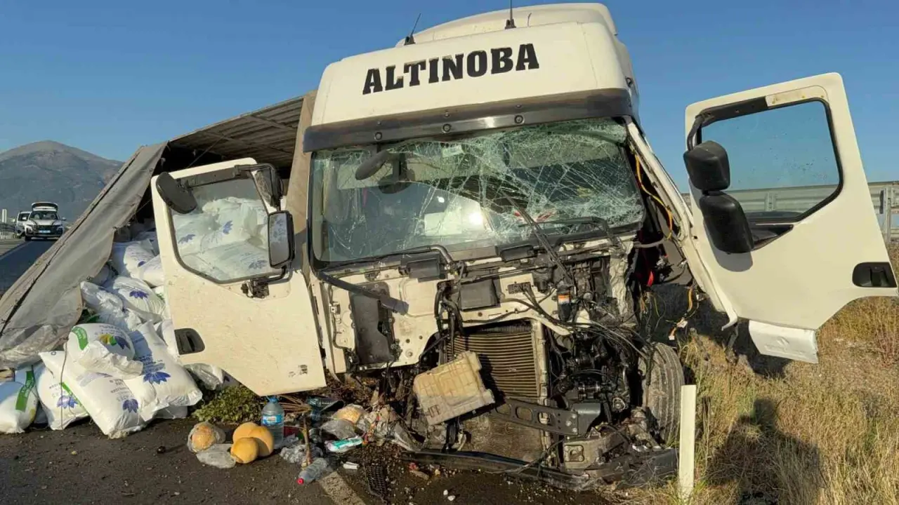 devrilen-tirin-surucu-kabini-parcalandi-bir-kisi-yaralandi