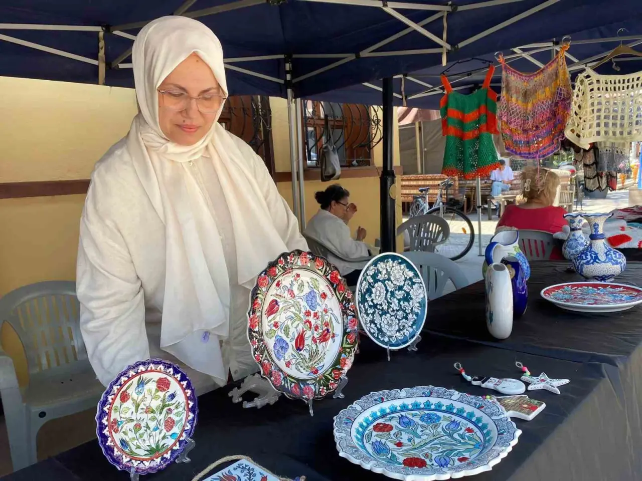 cini-sanati-ile-ilmek-ilmek-isledigi-urunler-950-derece-sicaklikta-pisiriliyor