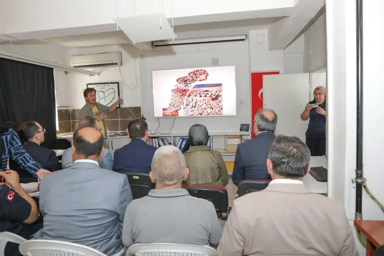 vali-musa-isin-tavsanli-hoyuk-kazi-evini-ziyaret-ederek-incelemelerde-bulundu