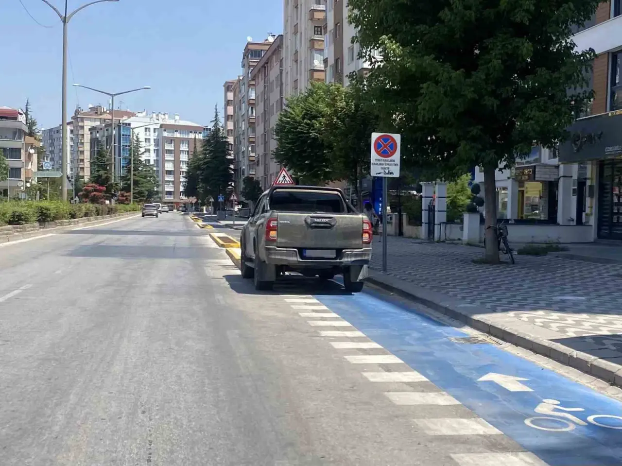 bisiklet-yollari-nedeniyle-park-sorunu-yasayan-suruculer-caresiz-kaldi